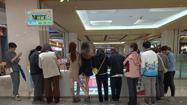 2023.4.3-打卡“體彩網(wǎng)紅店” 中山購(gòu)彩者喜中頂呱刮25萬(wàn)元 (2).jpg